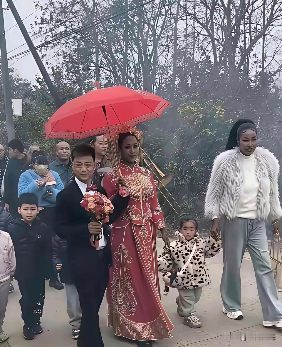 现在娶老外的人真不少，若干年之后，我们身边的混血儿一定会很多，都说混血儿特别的聪
