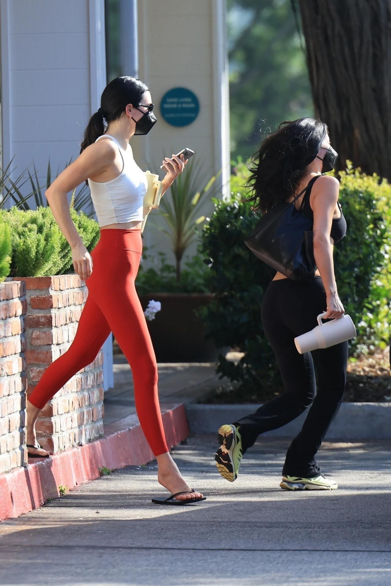 肯豆KendallJenner和金小妹KylieJenner一起现身健身房