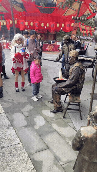 这一下，给小姑娘吓成成龙了。