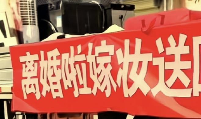 “这是多大的仇啊！”河南周口，夫妻刚办完离婚手续，男子扭头就喊来一辆货车，把前妻