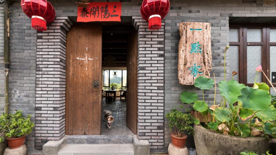 旅游一默家民宿位于古堰画乡度假区，是莲都现有的“金宿”之一。一默家民宿保留了青