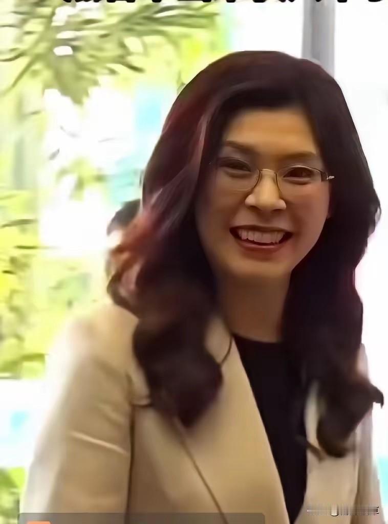 57岁，头发比很多30岁的人还多。这画面本身就够让人愣一下的。1米78的个子