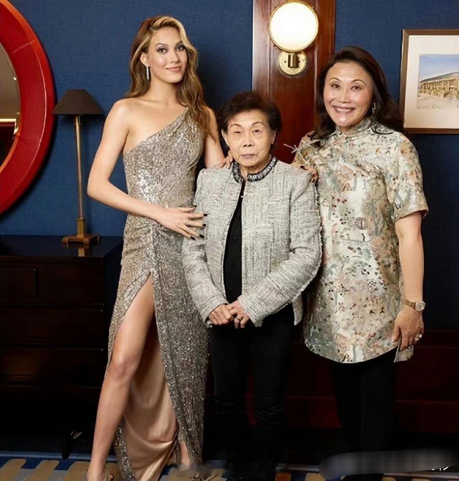 李湘和女儿王诗龄、谷燕和谷爱凌的合照，怎么感觉都有一种浓浓的贵族情调……