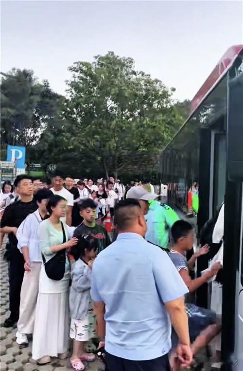 百人长龙静悄悄！大连90路棒棰岛公交终点站站，这幕让网友怒赞！见过景区排长队