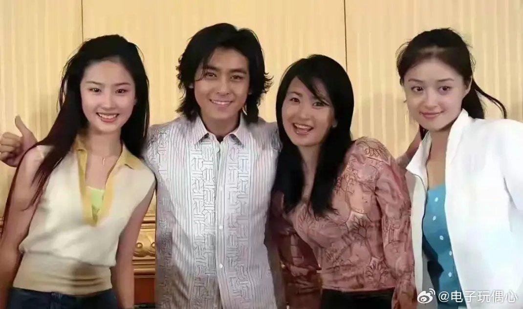 拍这些照片时蒋欣19岁，刘亦菲15岁，简直是出水芙蓉，太美了！