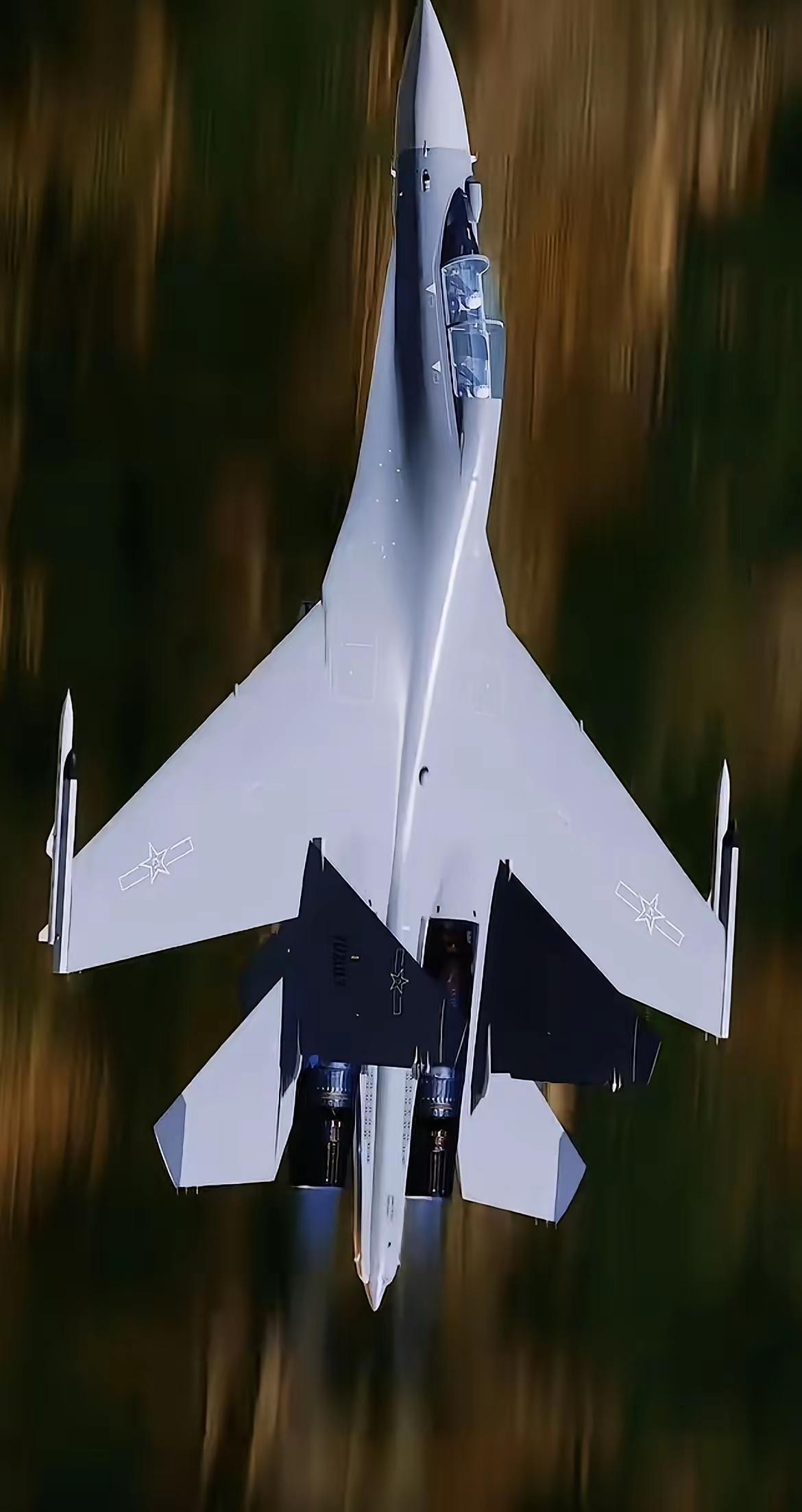 东大的歼16空中姿态。说实话，真漂亮。