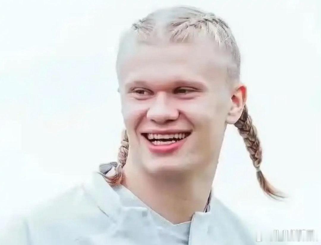 作为世界上表情管理倒数第一之人，哈兰德走的是一条纯粹以力量横推一切的路。