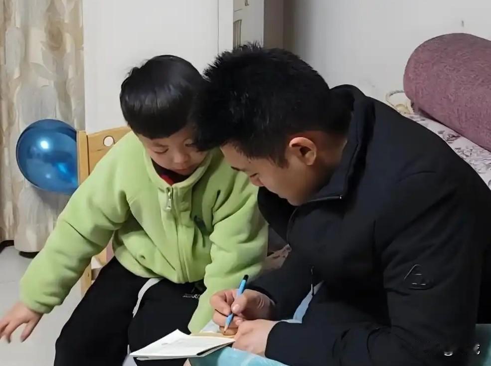 现在的小学题真是让人摸不着头脑。小明在跑道上跑步，前面有5个人，后面也有5