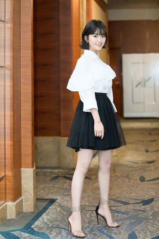 沈月的腿也太细了吧！修身裤装尽显笔直细腿，搭配清新妆容，元气又灵动，妥妥的行走画