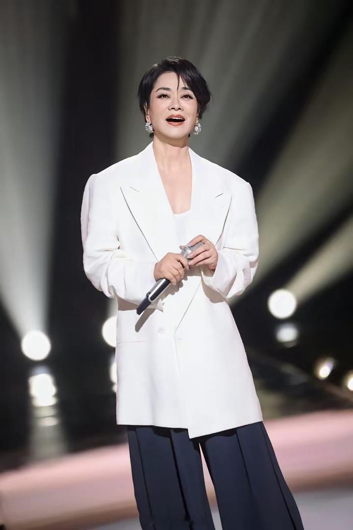 毛阿敏的一女一儿女儿，解丰鸣，2004年出生，现在22岁，身高173㎝，在漂亮国