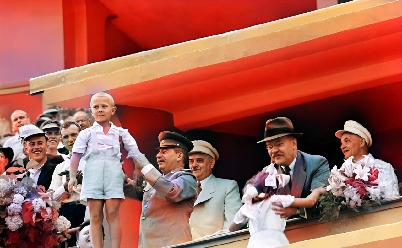 这是1947年斯大林与莫洛托夫分别照看在各自身边献花的孩子。莫洛托夫要将一名小女