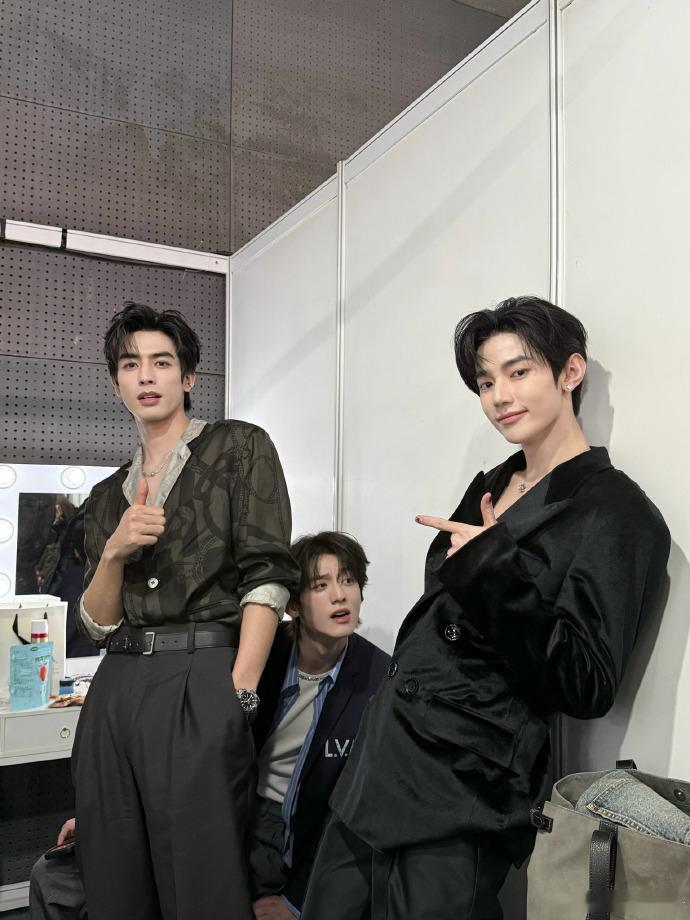 宋威龙赖伟明章昊合影晒了和章昊的合影，这样权威的脸居然有三张