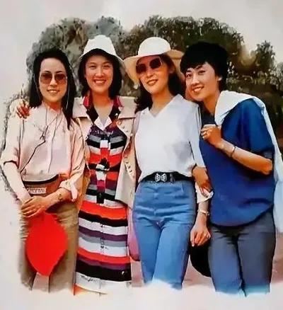 80年代，当红的四位明星，笑着相拥在一起。这副照片被刊在当年的热销挂历上。左面是
