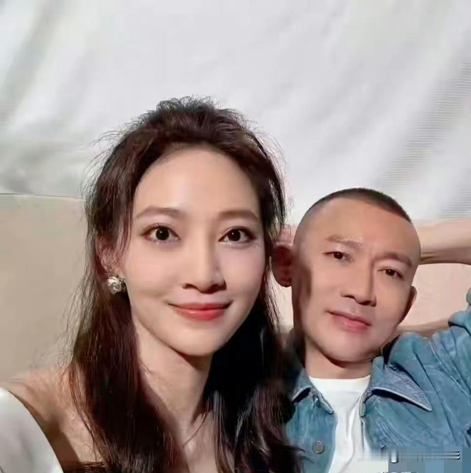 聂远每年投入三百万精心顾家，把秦子越养得精致大方。她五官明艳周正，端庄大气，眉眼