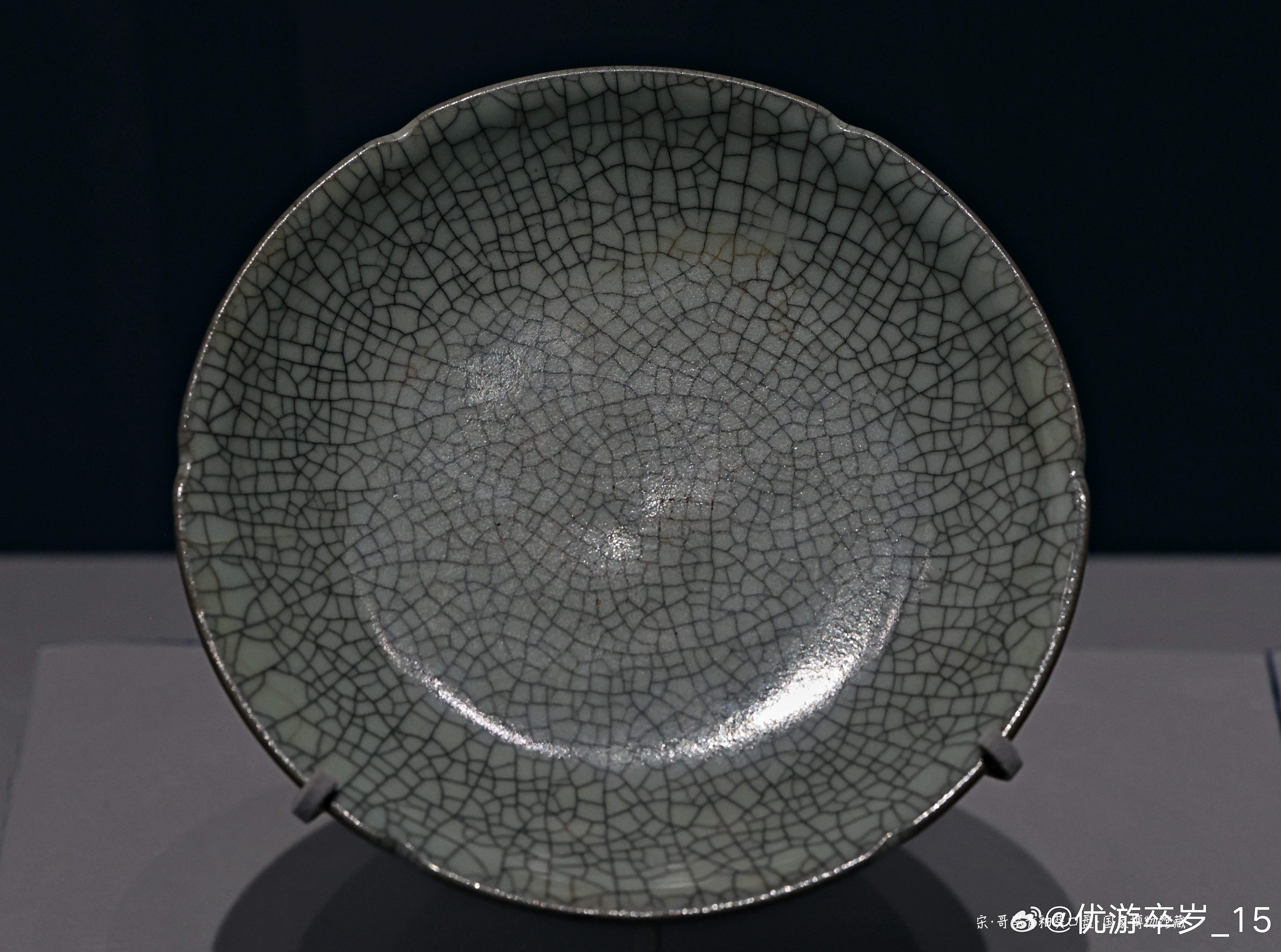 哥窑青釉葵口盘宋（公元960-1279年）国家博物馆藏此盘高3.5厘米，口径