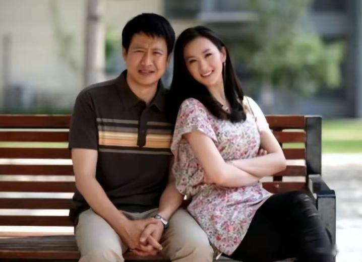 前妻嫌弃张国强没有本事赚钱，执意要和他离婚，张国强苦苦挽留，最终前妻还是抛下他和