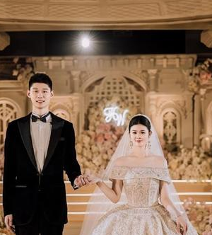 广厦男篮球员胡金秋妻子发文庆祝广厦夺冠，她写道：“2015-2025十年圆梦
