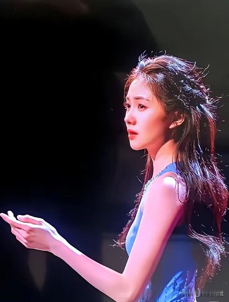 海来阿木：我就唱个歌，咋就成了春晚最惨工具人？那一刻，他在台上青筋暴起，