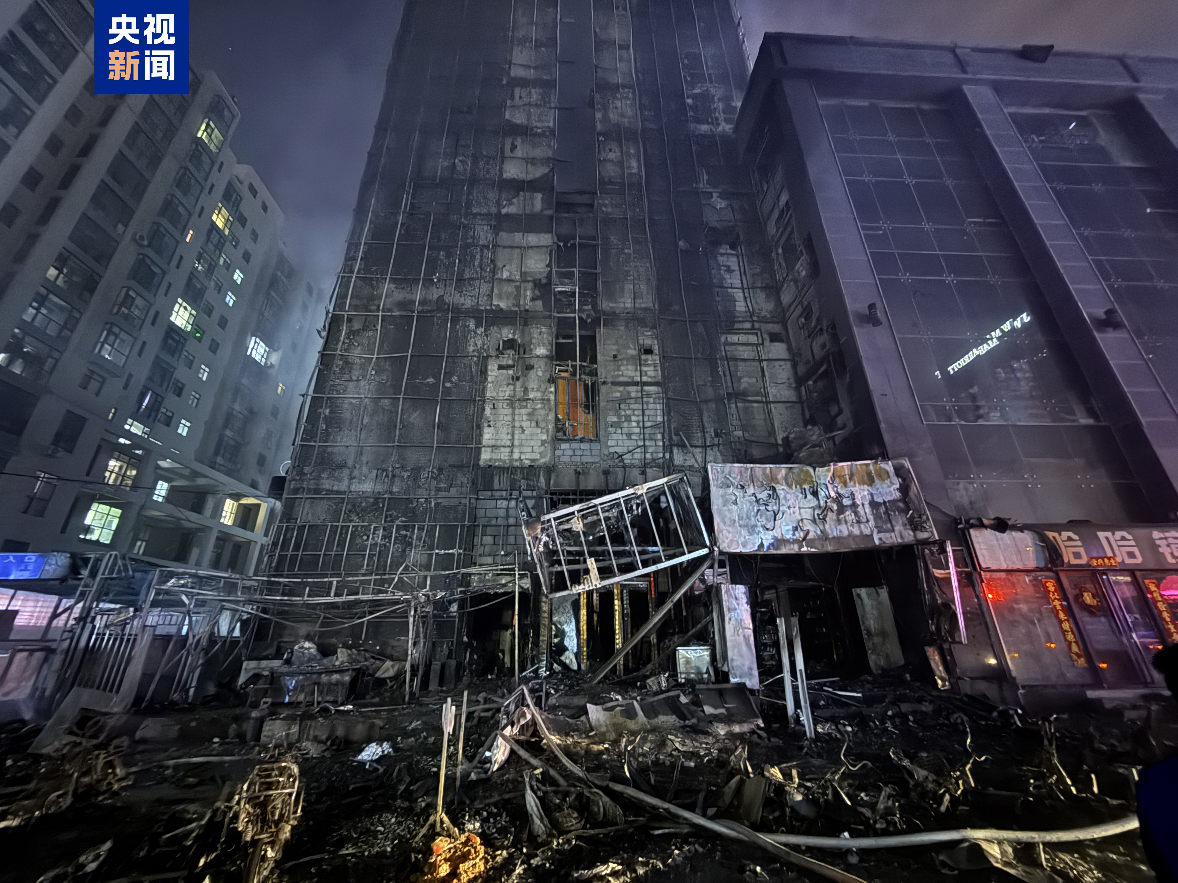 山西一建筑发生火灾 有人员受伤