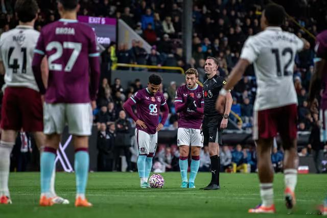 伯恩利伯恩利本赛季10轮10分，已经比上一次他们征战英超的时候多了6分，情况好