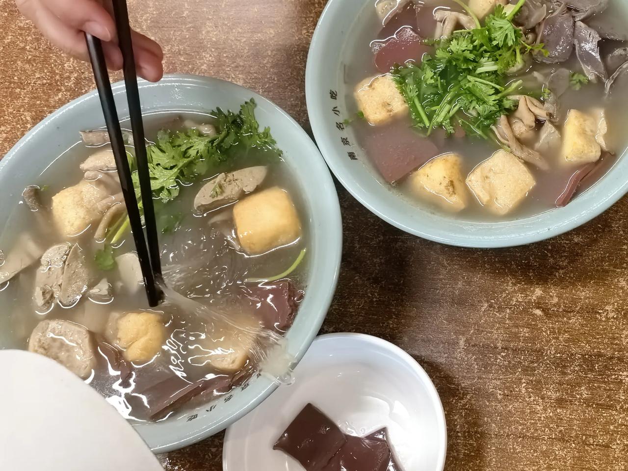 南京鸭血粉丝汤又贵又难吃？不少游客称不会再吃第二次了。鸭血粉丝汤是南京