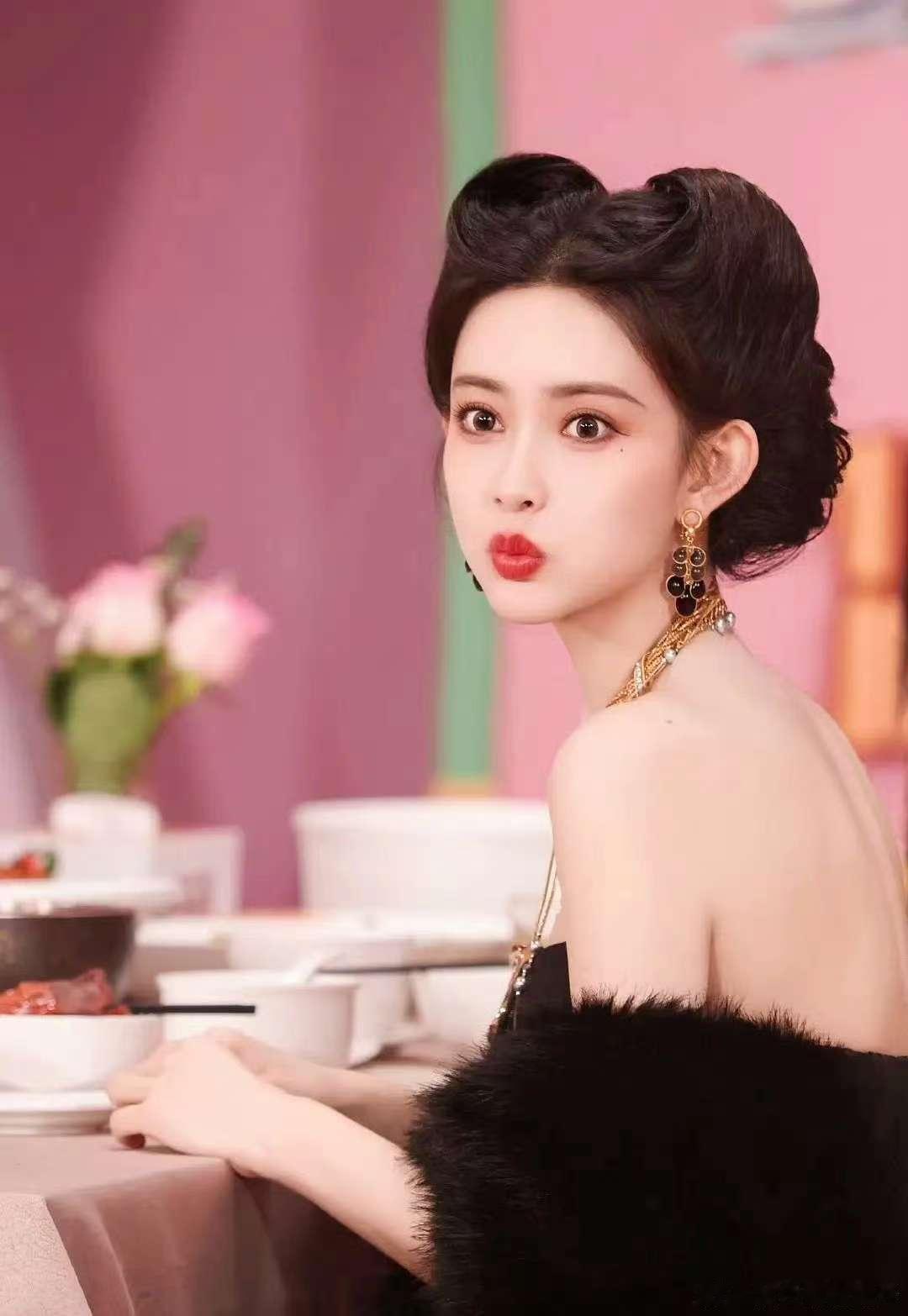95四小🌸旦：孟子义、周也、虞书欣、田曦薇超萌猫咪造型，美美的很安心！​​