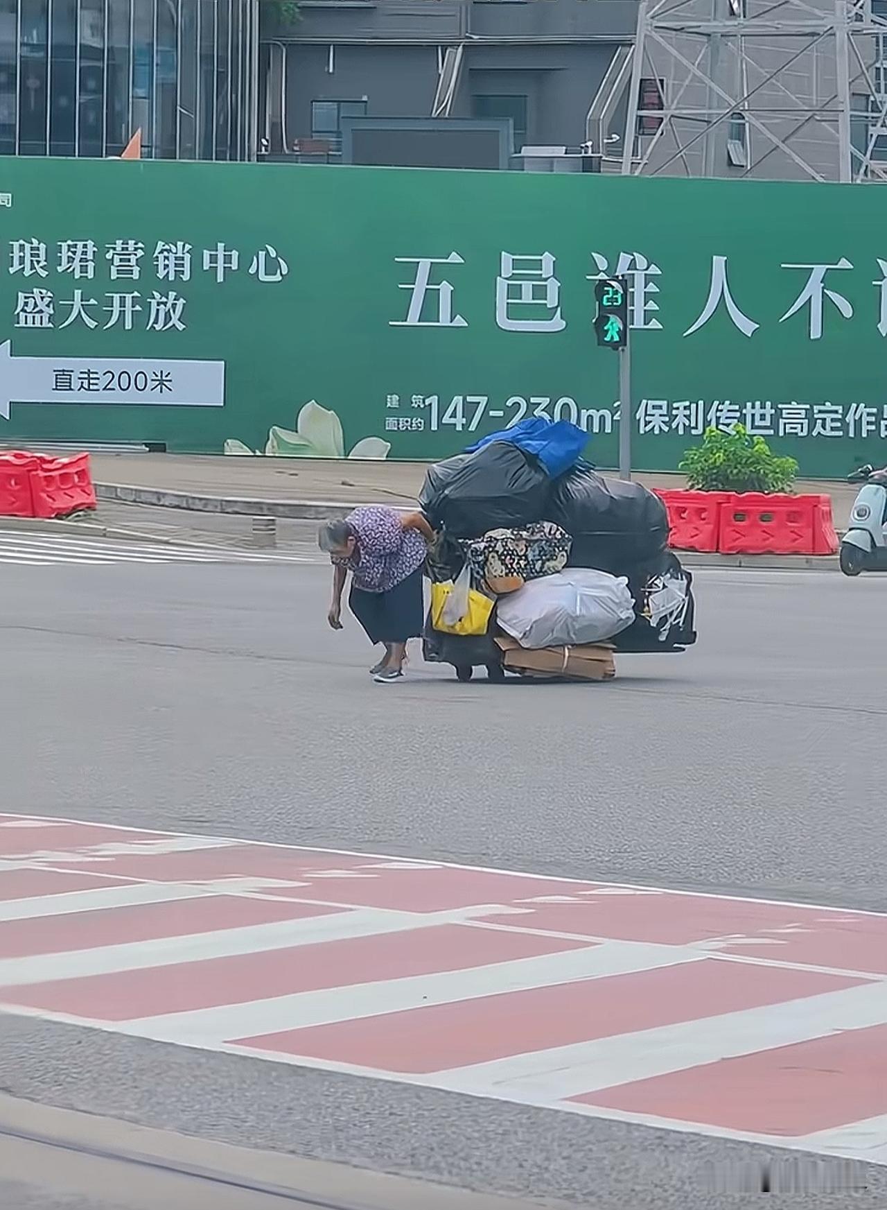 街头偶遇拾荒阿婆，暮年仍在为生活奔波…