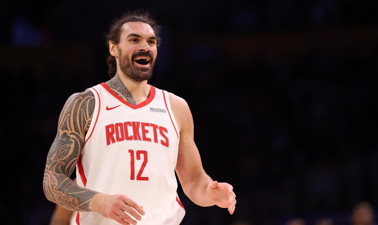 下面是一条关于火箭中锋亚当斯的坏消息！明天火箭将会在客场挑战灰熊，让人感到非常遗