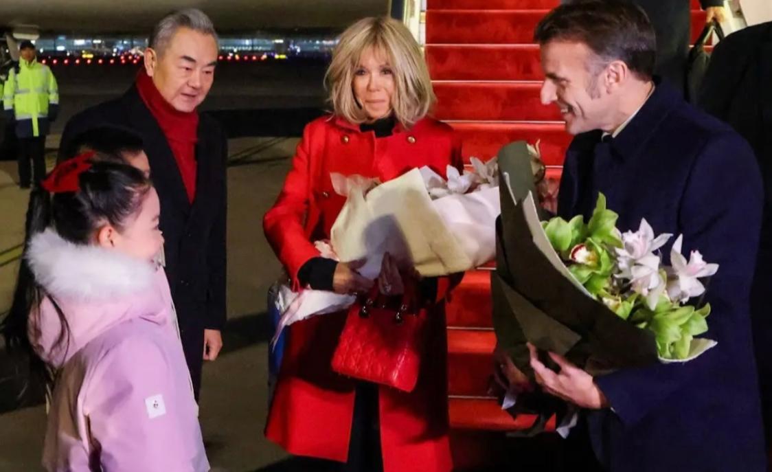 12月3日马克龙乘坐的飞机降落北京机场，第一个走出机舱的并不是总统先生，也不是法