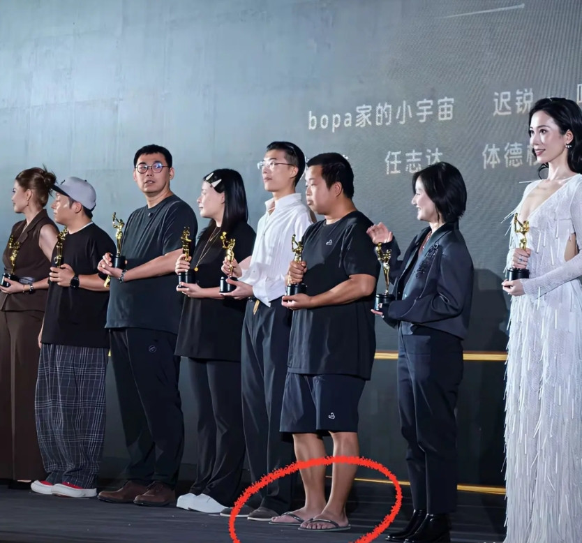 抖音颁奖典礼上，这三点让人想不到:1.想不到，郭有才凭借翻唱一首《诺言》出道