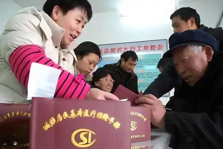 又到交农村医保的时候了，村长打电话叫我们要每人交400元医保费，几个在外打工老乡