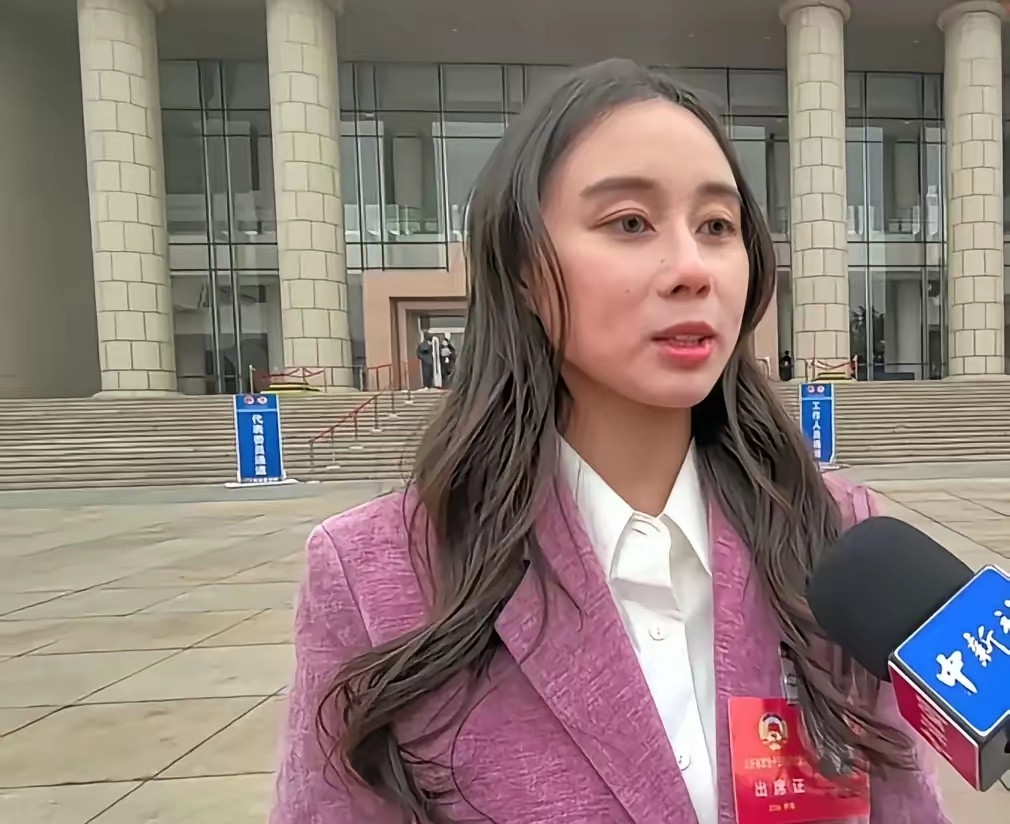 何超欣美颜前后，差别挺大，一个是肤白貌美的大美女，一个长相普通的普女。