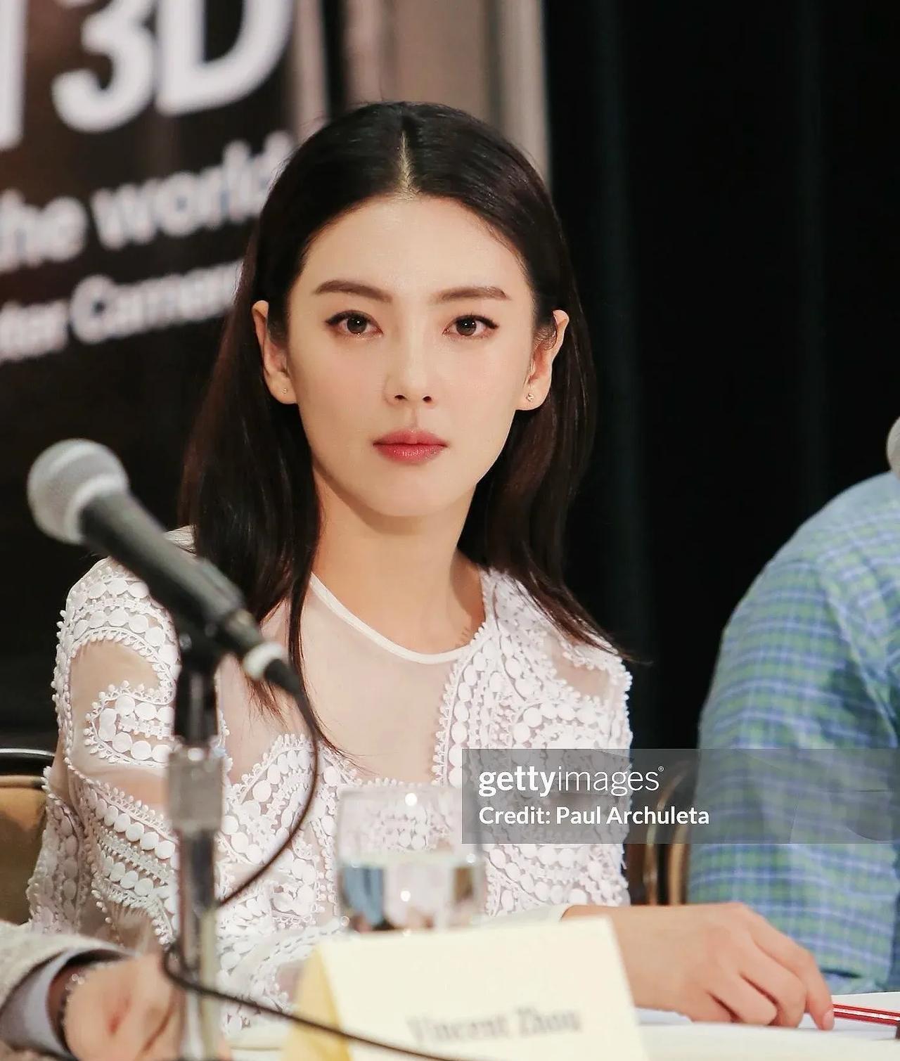 张雨绮年轻时的G社生图，这张脸太权威了，很直观的美，颜值高气质好有辨识度。#张雨