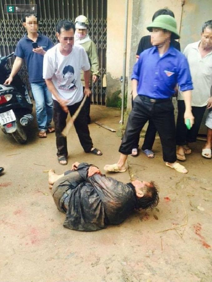 越南偷狗贼用枪射击追捕者，被痛殴