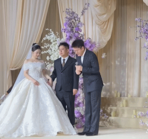 贾乃亮的好兄弟结婚，邀请他担任证婚人，引发网友热议。贾乃亮西装革履，戴着金丝