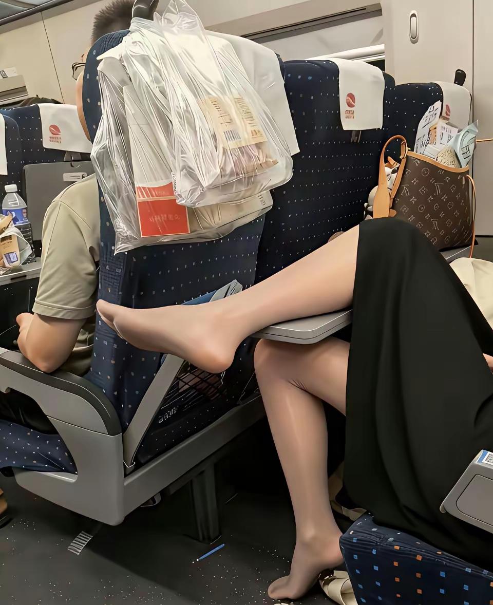 晒图笔记大赛在高铁上，要是你们遇到这种脱鞋不文明的行为，你是选择自行制止，还是呼