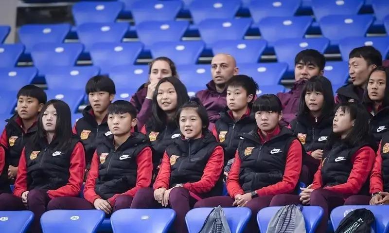 又被抽干了。武汉球迷捂住胸口：这次是女足三连冠的功勋教练。昨晚常巍巍指导飞