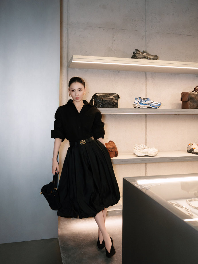 张柏芝线下活动状态超绝神仙大光明造型氛围感拉满，顶配骨相气质绝尘，头型标准精致，