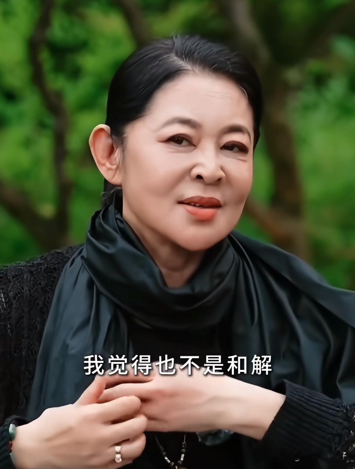 倪萍对自己重男轻女的母亲至今无法和解。年过六旬的她在访谈时说，现在母亲对她特别