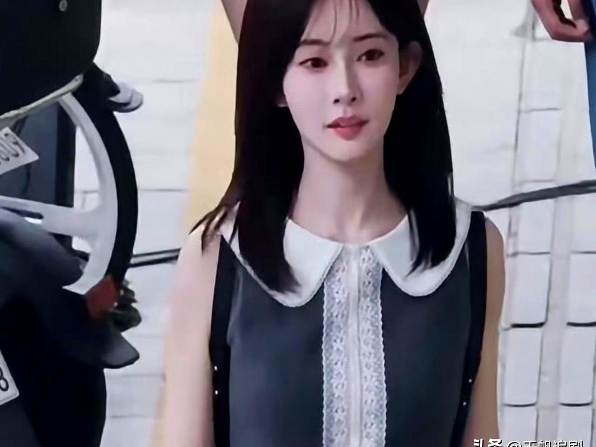 褪去浓妆，孟子义换上校服的样子让人愣了一下。新剧《爱在无尽夏》刚在广州开机，她和丁禹兮迎来了二搭。路