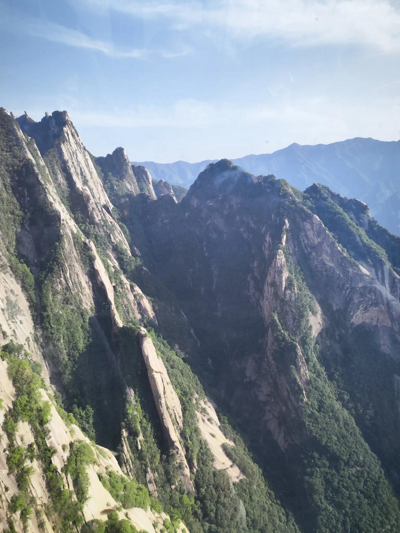 这个五一，我从上海来华山旅游，做的最正确的事，就是随身带了一件羽绒服。虽然事先知