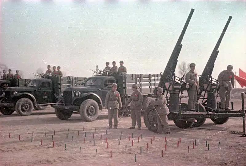 1944年，刘少奇让军队改名“解放军”，毛主席不准，事后才知高明。这一年，抗战已