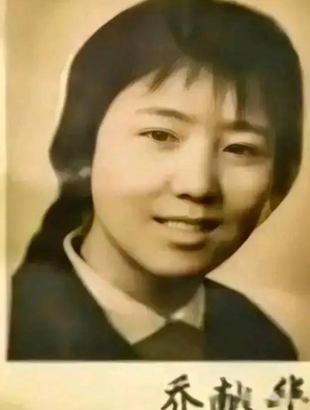 1972年，砖瓦匠张复生娶了女知青乔献华。成亲当晚，他发觉媳妇的腰身很粗，面对他
