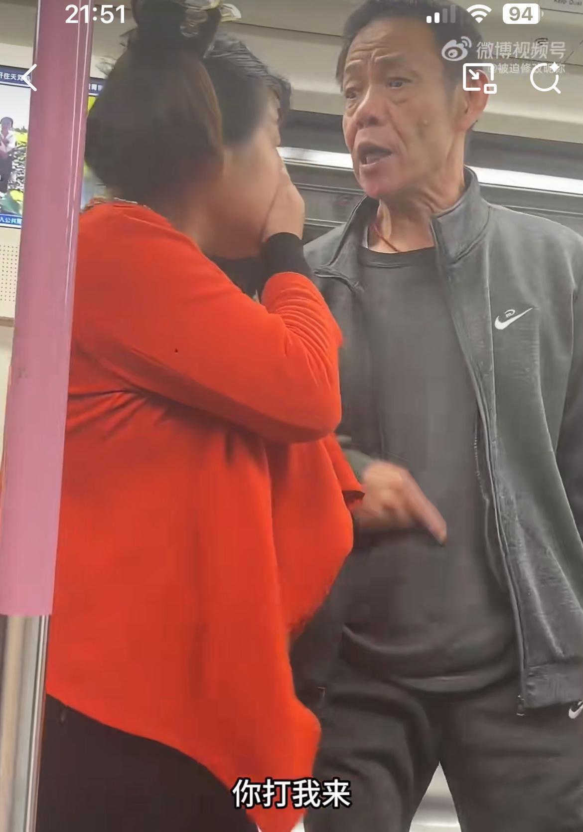 红衣大妈和黑衣大爷地铁座位起冲突,大爷一开口大妈秒怂,被口臭熏倒了。大妈赶紧捂住