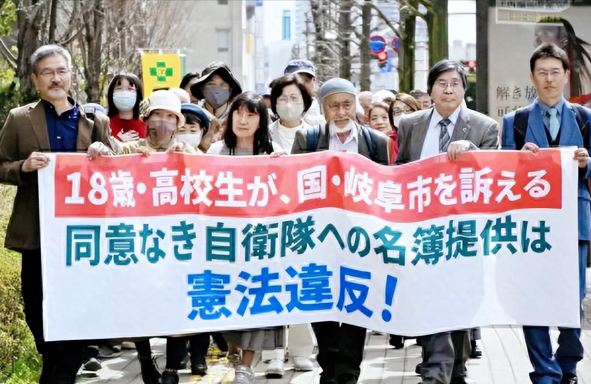 日本原来这么早就开始备战了，近期日本就有一名18岁高中生直接一纸诉状把当地市政府