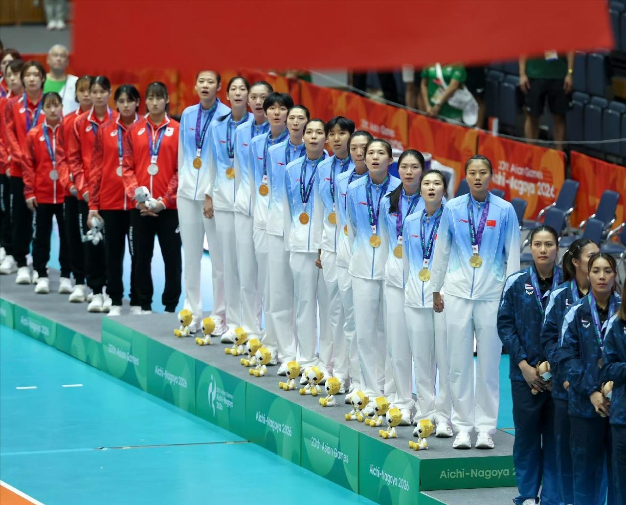家门口输球全员崩溃！在亚运会中国女排3：0横扫日本队夺冠的颁奖仪式，一向笑对