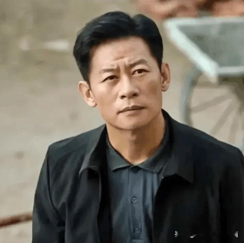 他没有像陆毅那么高的颜值，也没有佟大为有气质，但他演的戏却很精彩，演技精湛，受到