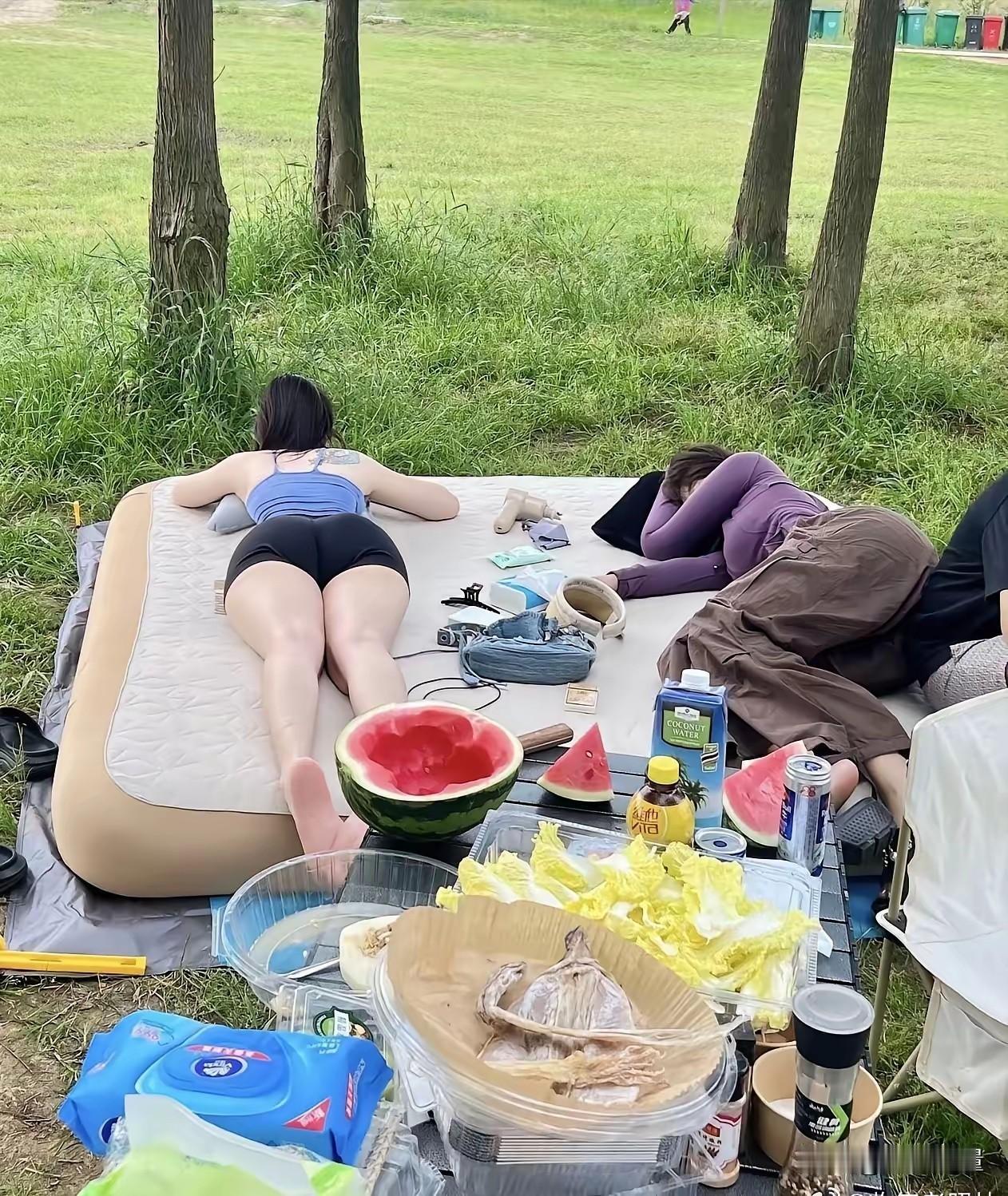 也就是在我们这里，出门在外安全，能穿成这样小短裤、露脐装在外野餐，睡觉，参比致命