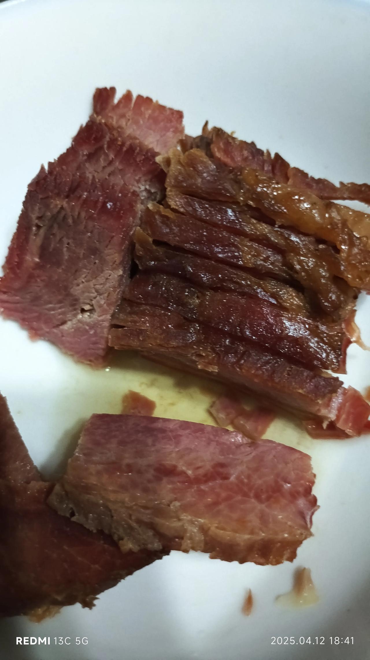 我在开封，品尝美食。今天说说熟牛肉。两份熟牛肉，一份超市买的，一份某排队熟牛