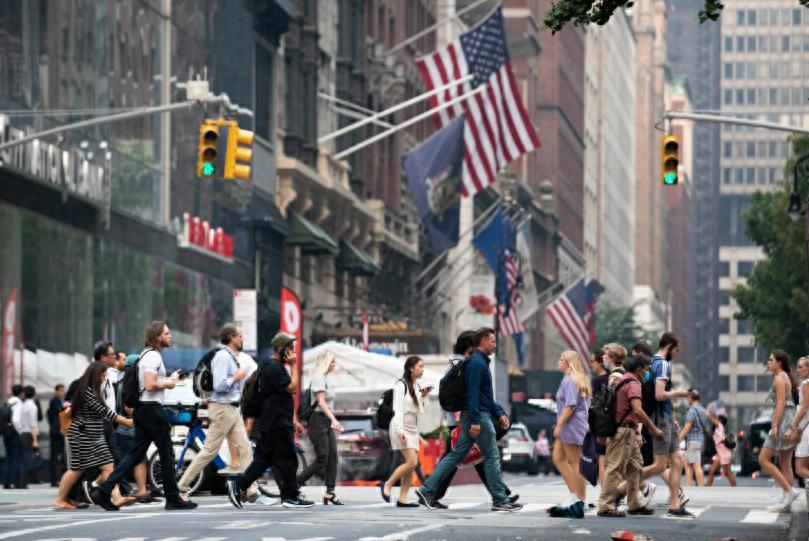 CEO当街被枪杀，美国人为啥拍手叫好？美股创新高，街头却流浪汉扎堆，这道“美国悖